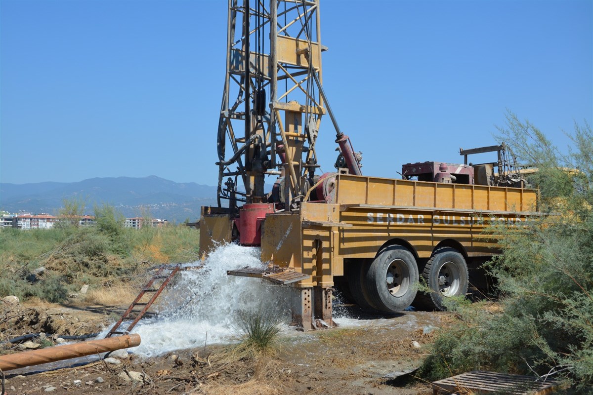 KAYMAKAM ODABAŞ, EDREMİT TDİOSB SAHASINDA MEVCUT İZJ-1 JEOTERMAL KUYUNUN BAKIM-ONARIM ÇALIŞMALARINI YERİNDE İNCELEDİ